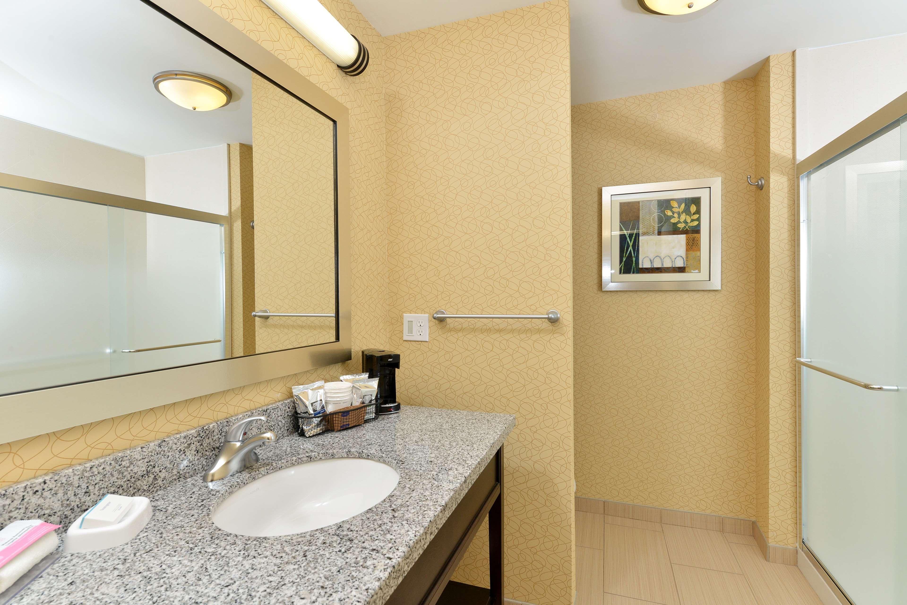 Hampton Inn Iowa City/University Area Екстериор снимка
