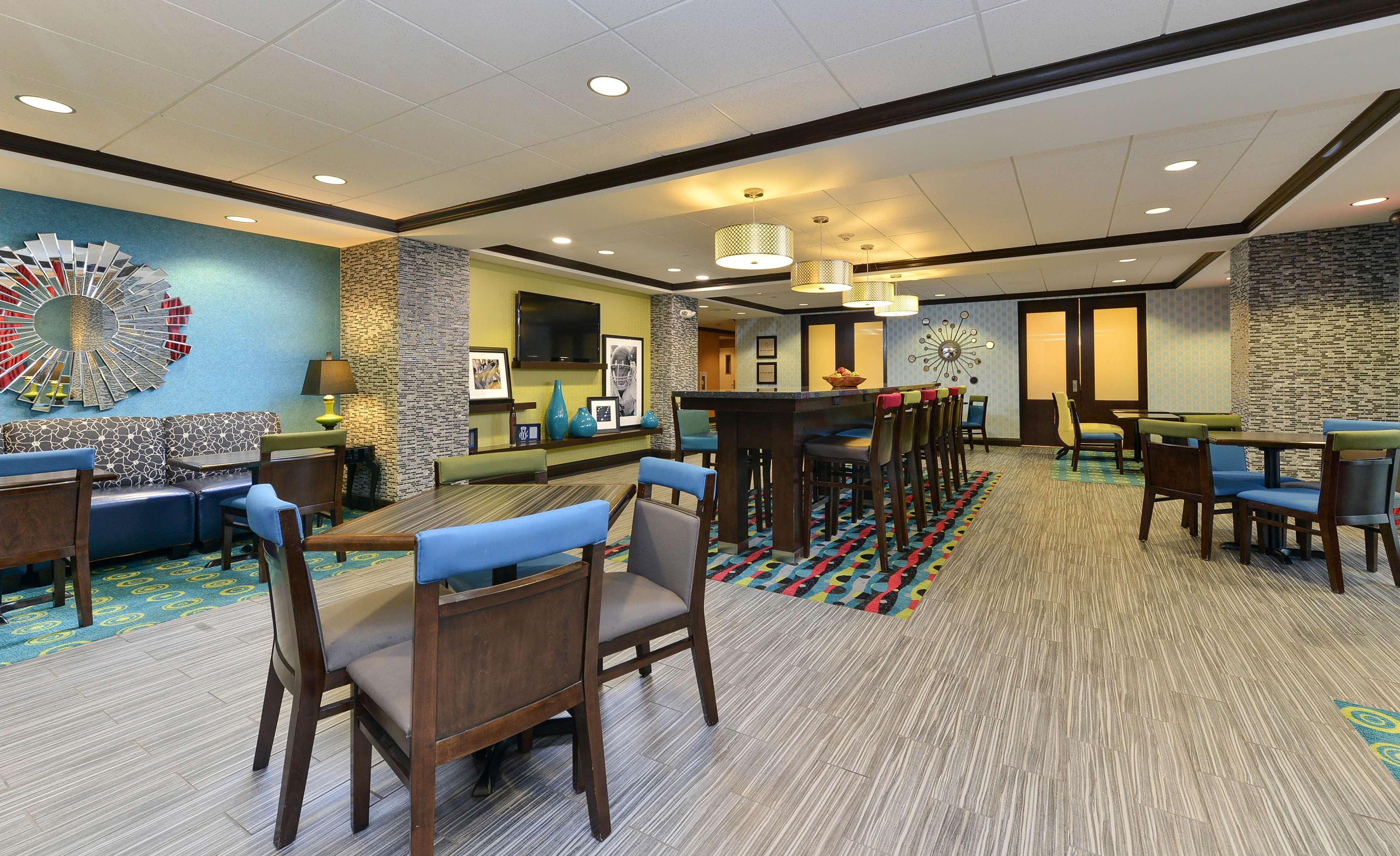 Hampton Inn Iowa City/University Area Екстериор снимка