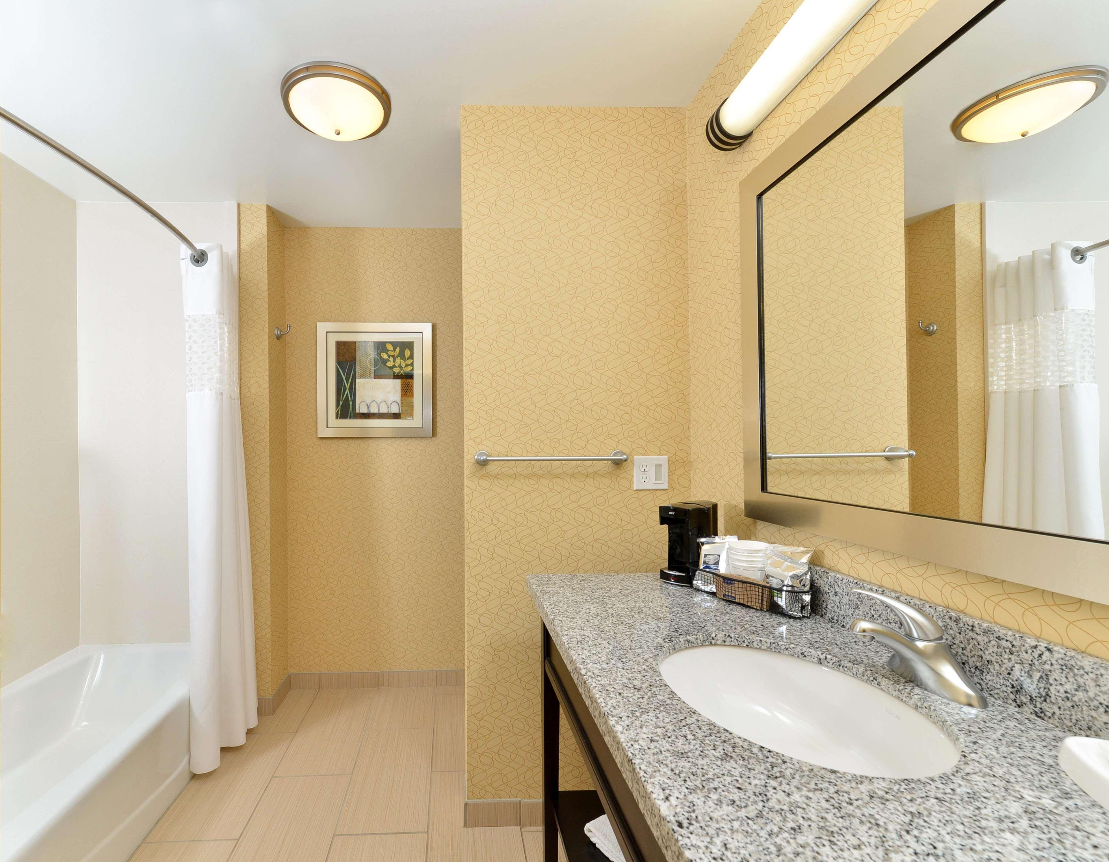 Hampton Inn Iowa City/University Area Екстериор снимка