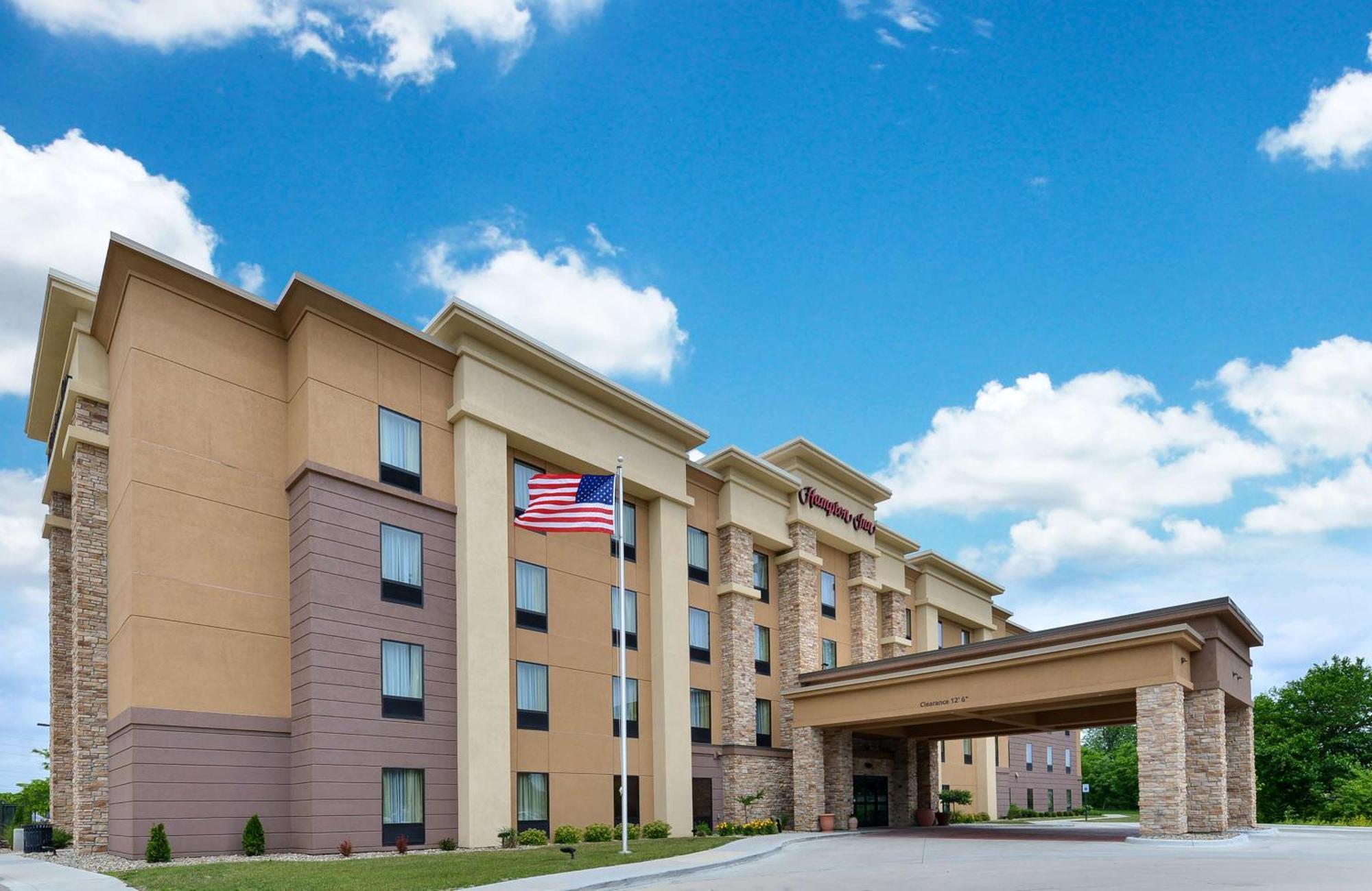 Hampton Inn Iowa City/University Area Екстериор снимка