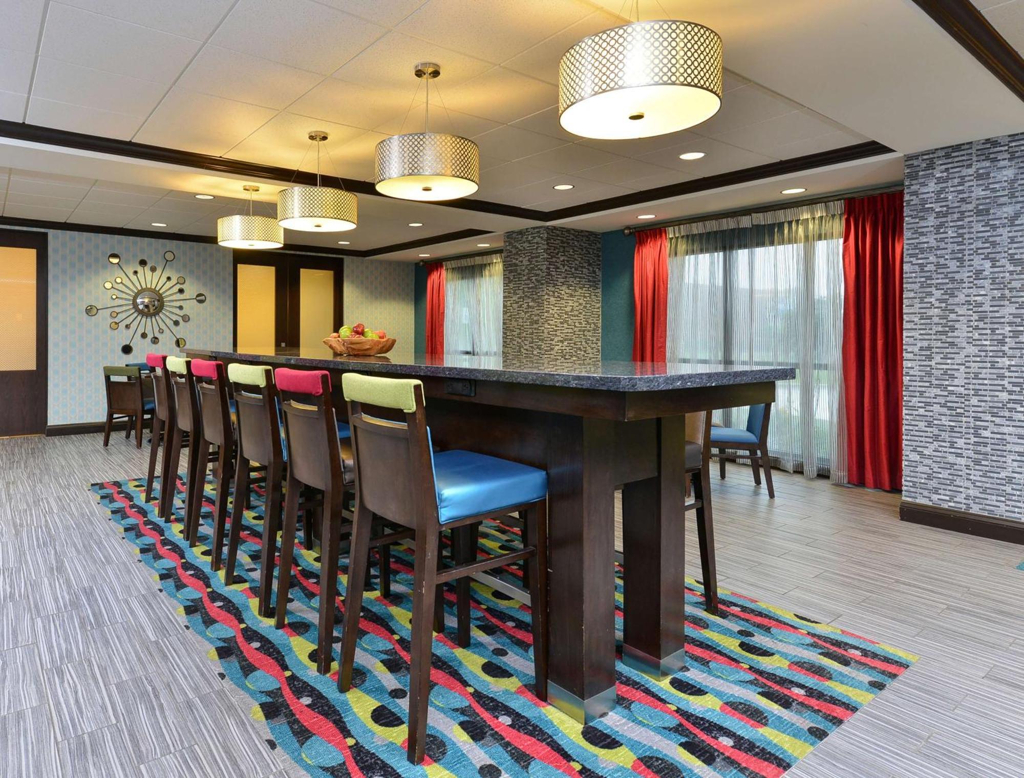 Hampton Inn Iowa City/University Area Екстериор снимка