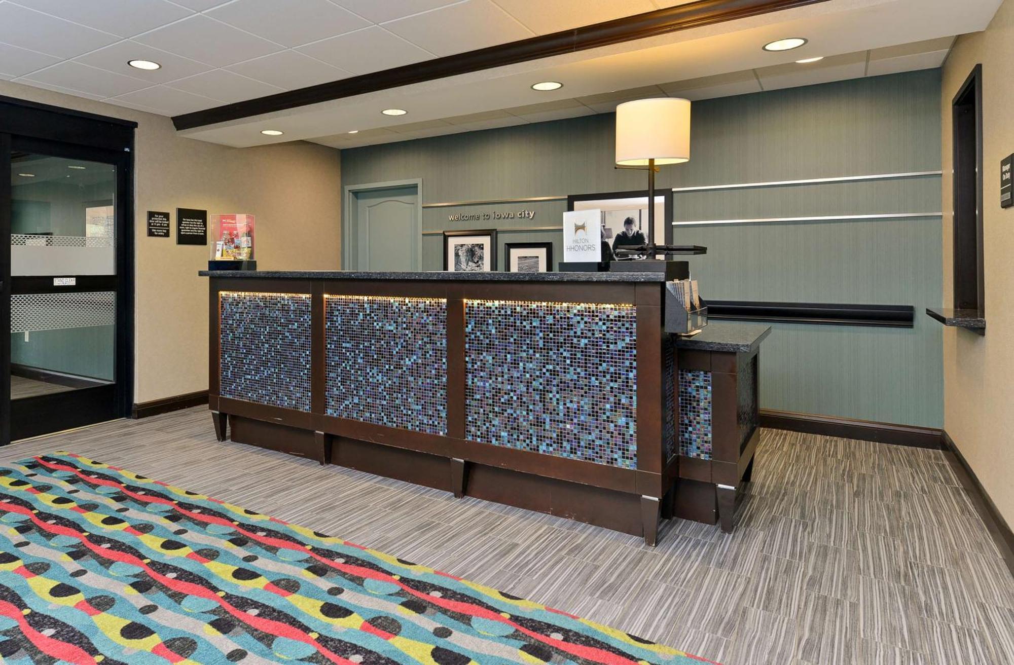 Hampton Inn Iowa City/University Area Екстериор снимка