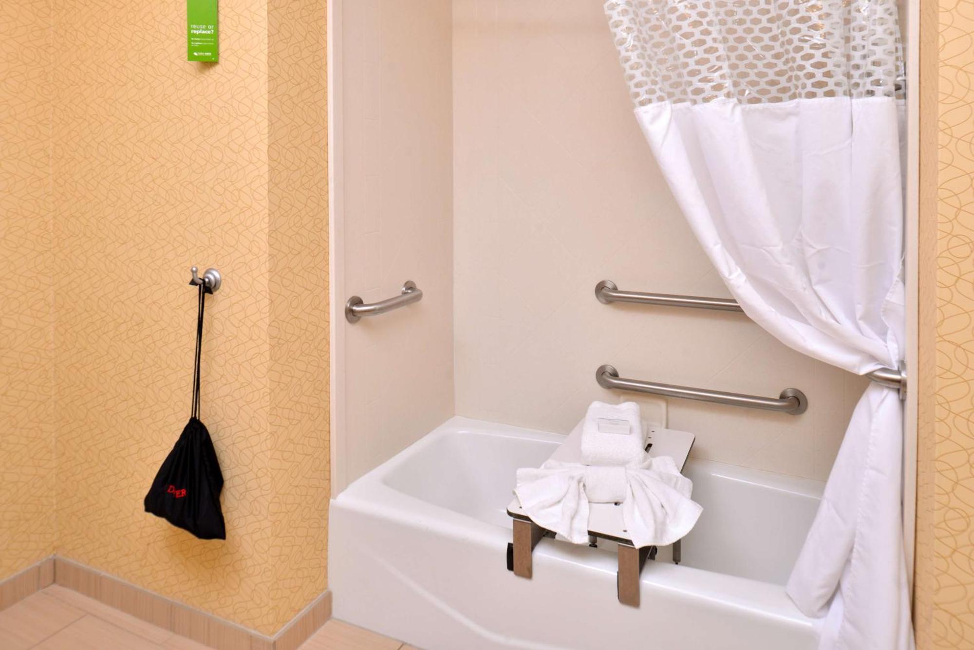 Hampton Inn Iowa City/University Area Екстериор снимка